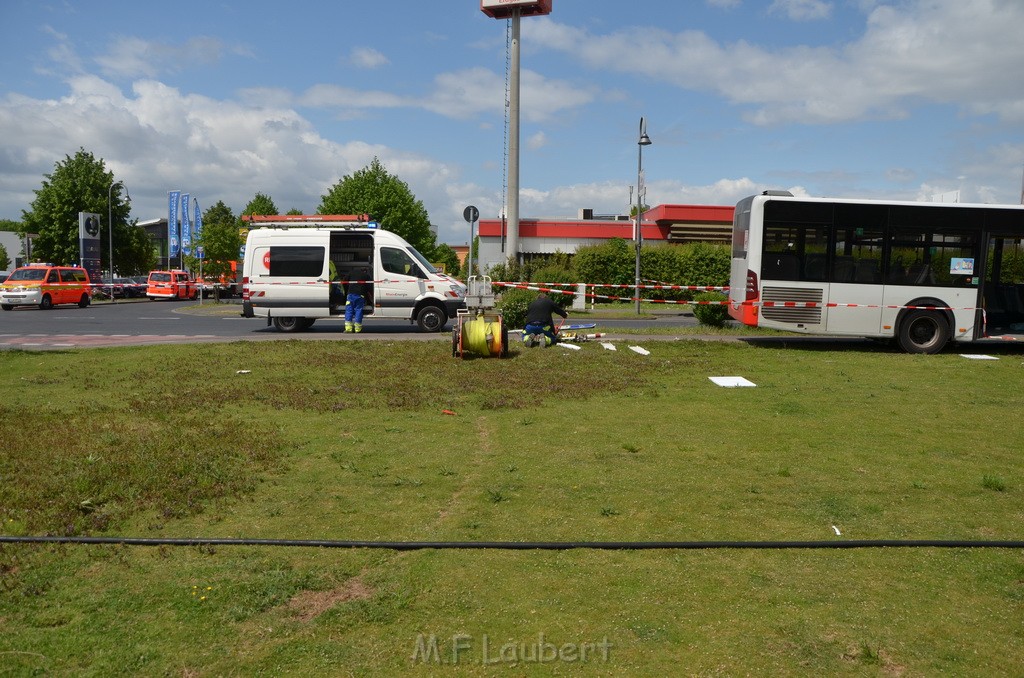 Schwerer Bus Unfall Koeln Porz Gremberghoven Neuenhofstr P270.JPG - Miklos Laubert